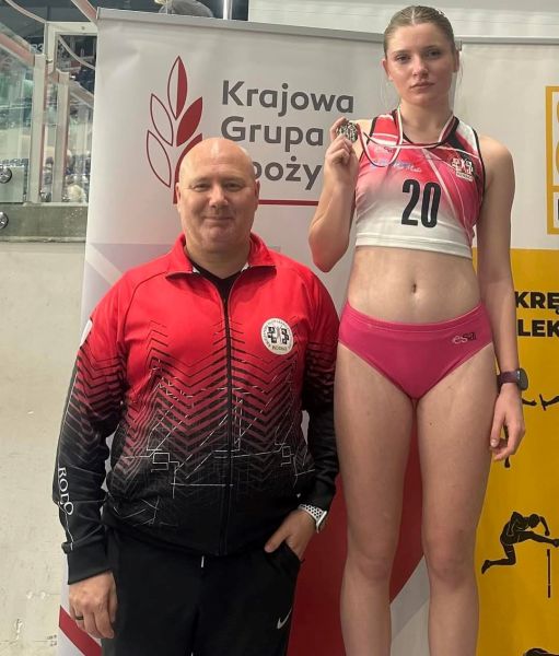 Nagrodzona zawodniczka Kwidzyńskiego Klubu Lekkoatletycznego Rodło, wraz z trenerem.