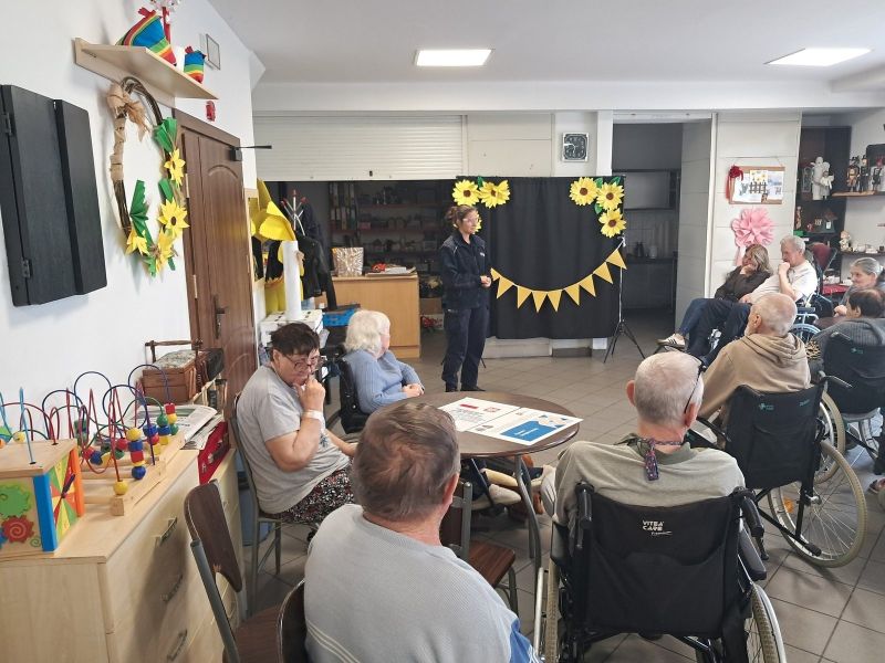 zdjęcie przedstawia policjantkę, podczas spotkania z seniorami.