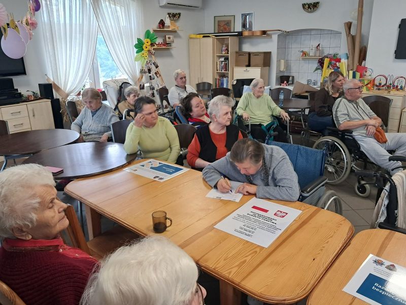 zdjęcie przedstawia grupę osób.