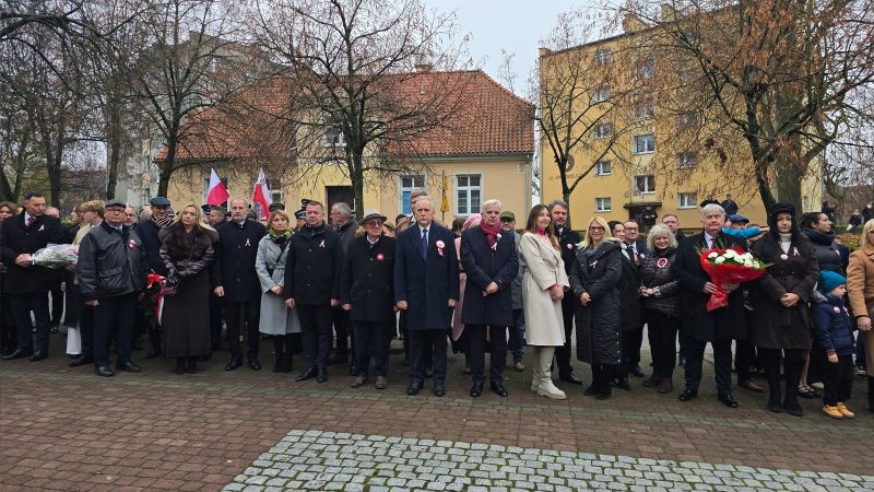 Uczestnicy obchodów Narodowego Święta Niepodległości, wśród nich mieszkańcy, samorządowcy i parlamentarzyści.