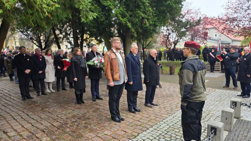 Uczestnicy uroczystości składają kwiaty przy pomniku podczas Święta Niepodległości. Uczestnicy uroczystości składają kwiaty przy pomniku podczas Święta Niepodległości.