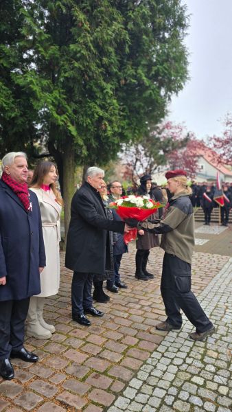 Uczestnicy uroczystości składają kwiaty przy pomniku podczas Święta Niepodległości. Uczestnicy uroczystości składają kwiaty przy pomniku podczas Święta Niepodległości.
