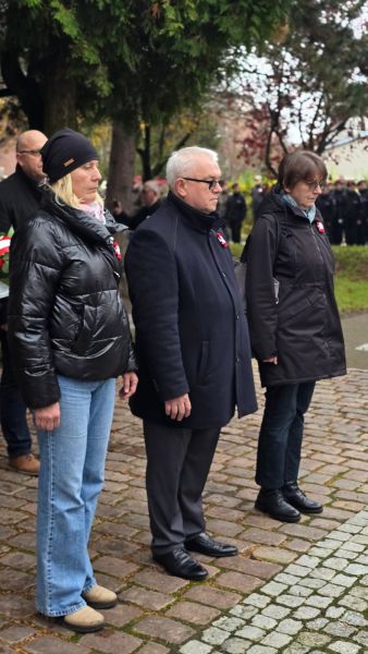 Uczestnicy uroczystości składają kwiaty przy pomniku podczas Święta Niepodległości. Uczestnicy uroczystości składają kwiaty przy pomniku podczas Święta Niepodległości.