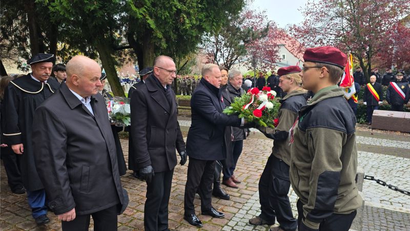 Uczestnicy uroczystości składają kwiaty przy pomniku podczas Święta Niepodległości. Uczestnicy uroczystości składają kwiaty przy pomniku podczas Święta Niepodległości.
