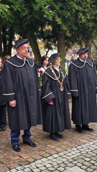 Uczestnicy uroczystości składają kwiaty przy pomniku podczas Święta Niepodległości. Uczestnicy uroczystości składają kwiaty przy pomniku podczas Święta Niepodległości.