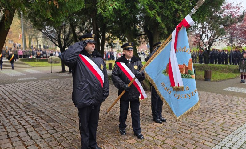 Delegacje pocztów sztandarowych pochylają sztandary przy pomniku, oddając hołd podczas obchodów Święta Niepodległości. Delegacje pocztów sztandarowych pochylają sztandary przy pomniku, oddając hołd podczas obchodów Święta Niepodległości.