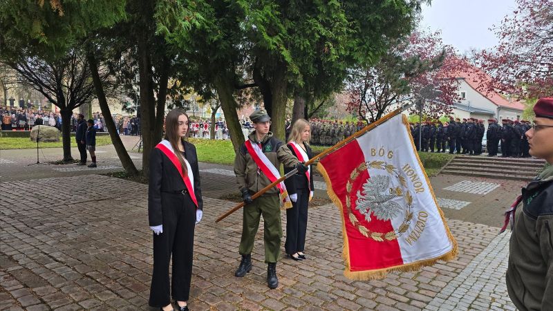 Delegacje pocztów sztandarowych pochylają sztandary przy pomniku, oddając hołd podczas obchodów Święta Niepodległości. Delegacje pocztów sztandarowych pochylają sztandary przy pomniku, oddając hołd podczas obchodów Święta Niepodległości.