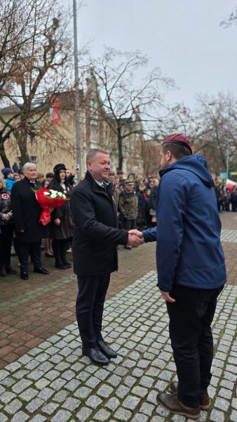 Starosta Tomasz Frejnagiel przyjmuje meldunek od harcerza Andrzeja Delewskiego na początku uroczystości. Starosta Tomasz Frejnagiel przyjmuje meldunek od harcerza Andrzeja Delewskiego na początku uroczystości.