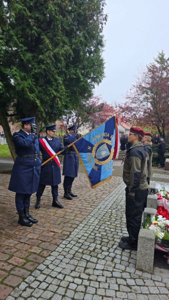 Delegacje pocztów sztandarowych pochylają sztandary przy pomniku, oddając hołd podczas obchodów Święta Niepodległości. Delegacje pocztów sztandarowych pochylają sztandary przy pomniku, oddając hołd podczas obchodów Święta Niepodległości.