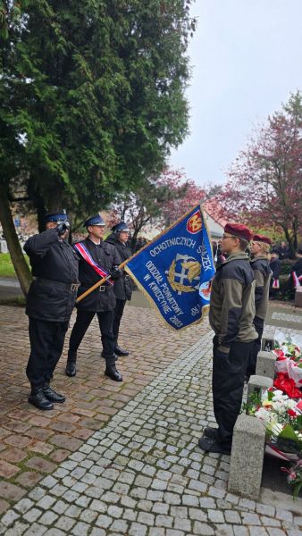 Delegacje pocztów sztandarowych pochylają sztandary przy pomniku, oddając hołd podczas obchodów Święta Niepodległości. Delegacje pocztów sztandarowych pochylają sztandary przy pomniku, oddając hołd podczas obchodów Święta Niepodległości.