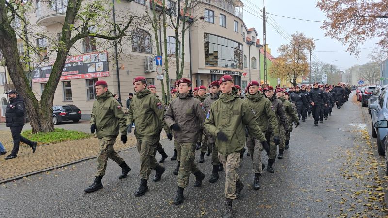 Kadeci maszerują podczas uroczystego przemarszu Święta Niepodległości. Kadeci maszerują podczas uroczystego przemarszu Święta Niepodległości.