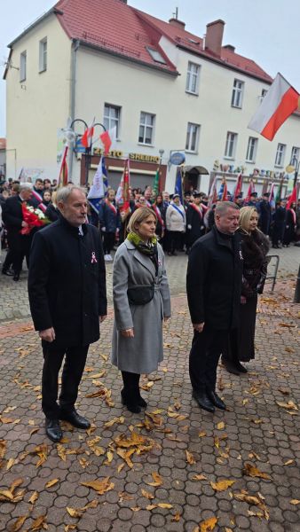 Uczestnicy uroczystości składają kwiaty przy pomniku podczas Święta Niepodległości. Uczestnicy uroczystości składają kwiaty przy pomniku podczas Święta Niepodległości.