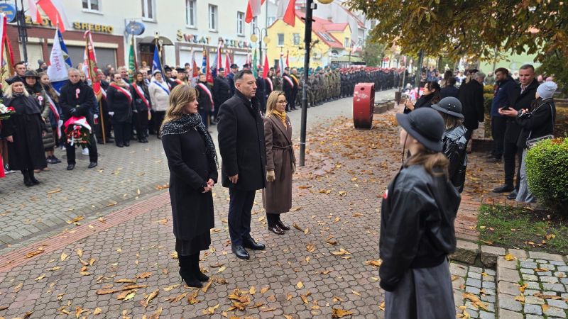 Uczestnicy uroczystości składają kwiaty przy pomniku podczas Święta Niepodległości. Uczestnicy uroczystości składają kwiaty przy pomniku podczas Święta Niepodległości.