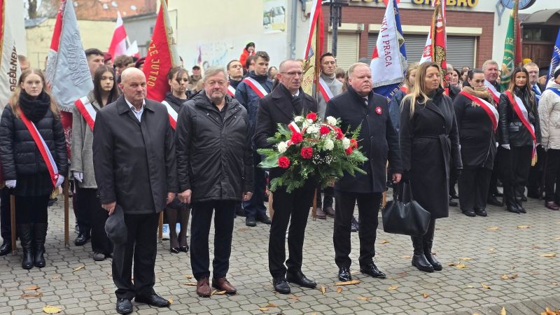 Uczestnicy uroczystości składają kwiaty przy pomniku podczas Święta Niepodległości. Uczestnicy uroczystości składają kwiaty przy pomniku podczas Święta Niepodległości.