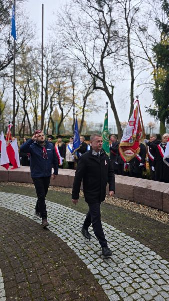 Starosta Tomasz Frejnagiel i komendant Hufca ZHP Andrzej Delewski podczas ceremoniału oddania honoru pod pomnikiem. Starosta Tomasz Frejnagiel i komendant Hufca ZHP Andrzej Delewski podczas ceremoniału oddania honoru pod pomnikiem.