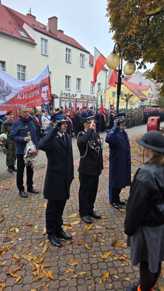 Uczestnicy uroczystości składają kwiaty przy pomniku podczas Święta Niepodległości. Uczestnicy uroczystości składają kwiaty przy pomniku podczas Święta Niepodległości.