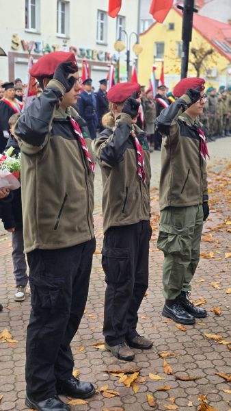 Uczestnicy uroczystości składają kwiaty przy pomniku podczas Święta Niepodległości. Uczestnicy uroczystości składają kwiaty przy pomniku podczas Święta Niepodległości.