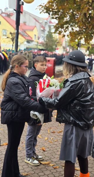 Uczestnicy uroczystości składają kwiaty przy pomniku podczas Święta Niepodległości. Uczestnicy uroczystości składają kwiaty przy pomniku podczas Święta Niepodległości.