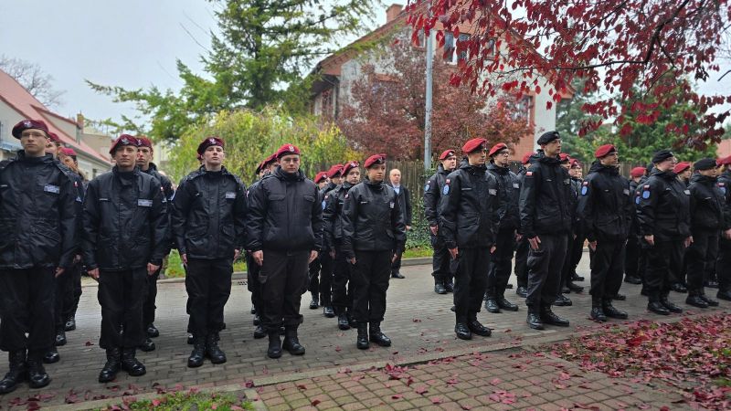 Kadeci z liceum mundurowego Spartakus stoją w szyku. Kadeci z liceum mundurowego Spartakus stoją w szyku.