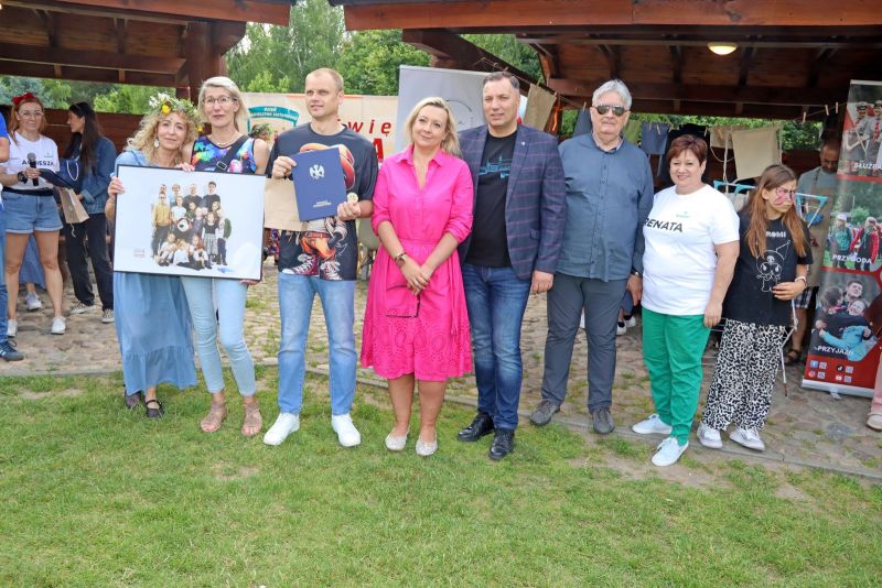 Zdjęcie pamiątkowe uczestników festynu z okazji Dnia Rodzicielstwa Zastępczego
