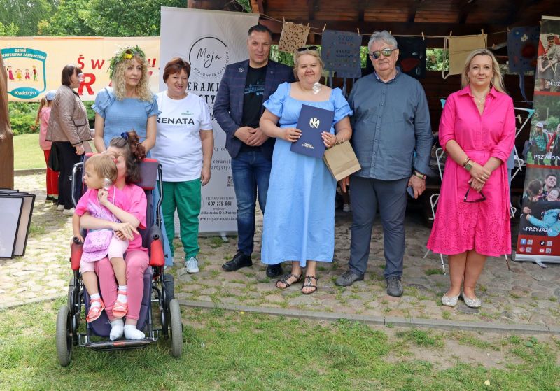 Zdjęcie pamiątkowe uczestników festynu z okazji Dnia Rodzicielstwa Zastępczego