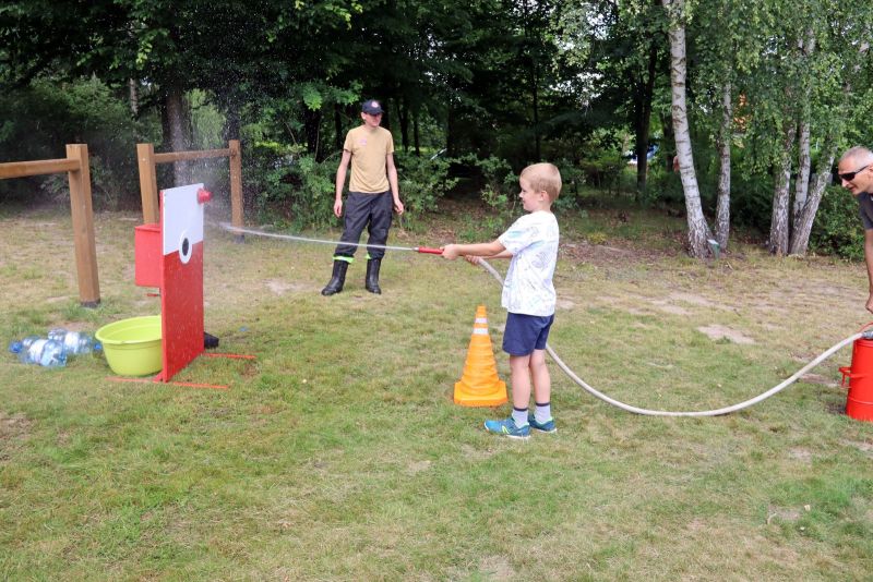 Zabawy strażackie w trakcie festynu z okazji Dnia Rodzicielstwa Zastępczego