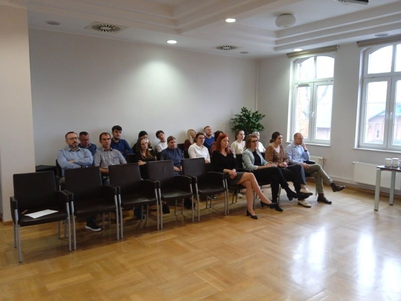 Pierwsza grupa osób uczestnicząca w szkoleniu na miejscach siedzących w tylnej części sali