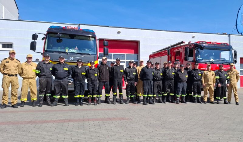 Zdjęcie pamiątkowe strażaków z OSP po ukończeniu szkolenia.
