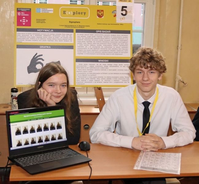 Dwoje uczestników konkursu Explory prezentuje swój projekt.