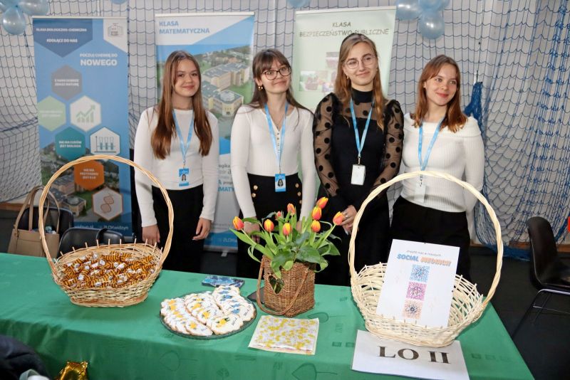 Stoisko wraz z osobami promującymi Zespół Szkół Ogólnokształcących nr 2.