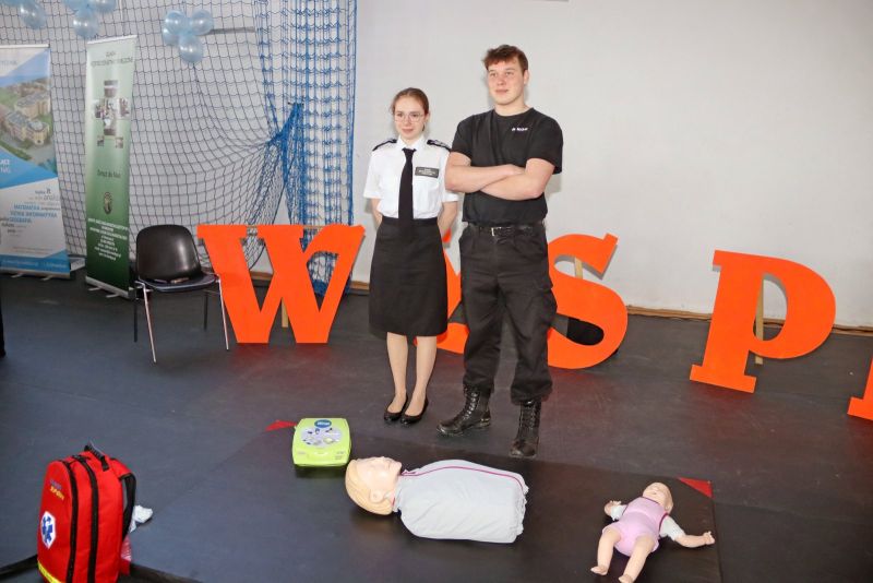 Stoisko wraz z osobami promującymi Zespół Szkół Ogólnokształcących nr 2.