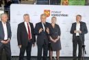 Leszek Czarnobaj, Senator RP w trakcie wystąpienia, obok zaproszeni goście i przedstawiciele samorządu lokalnego.