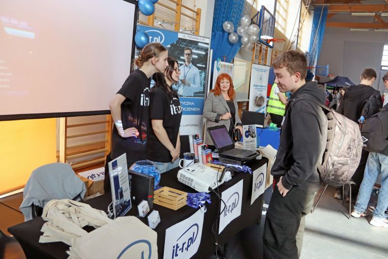 Stoisko wraz z osobami promującymi firmę IT-R.PL