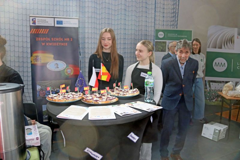 Stoisko wraz z osobami promującymi Zespół Szkół nr 2.