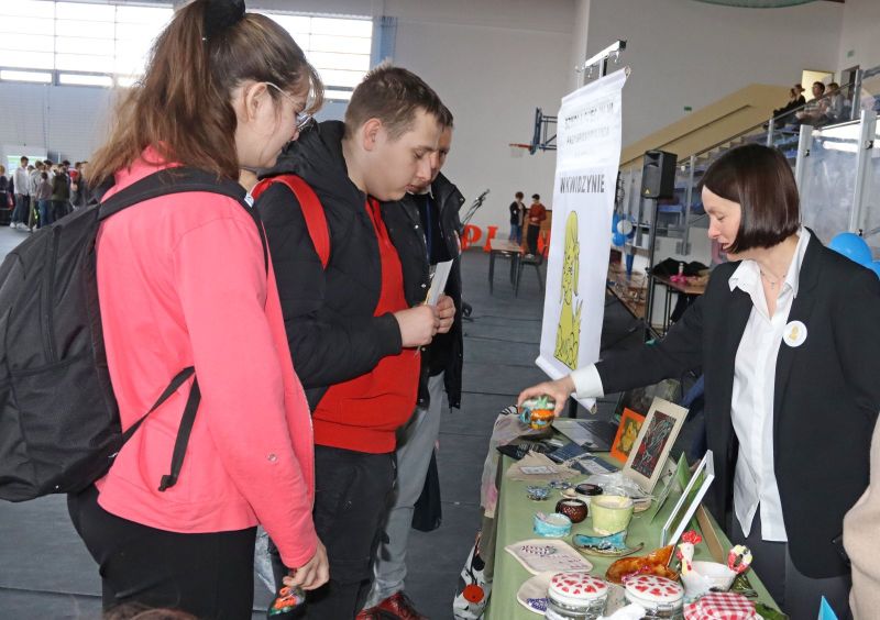 Stoisko wraz z osobami promującymi Szkołę Specjalną Przysposabiająca do Pracy.