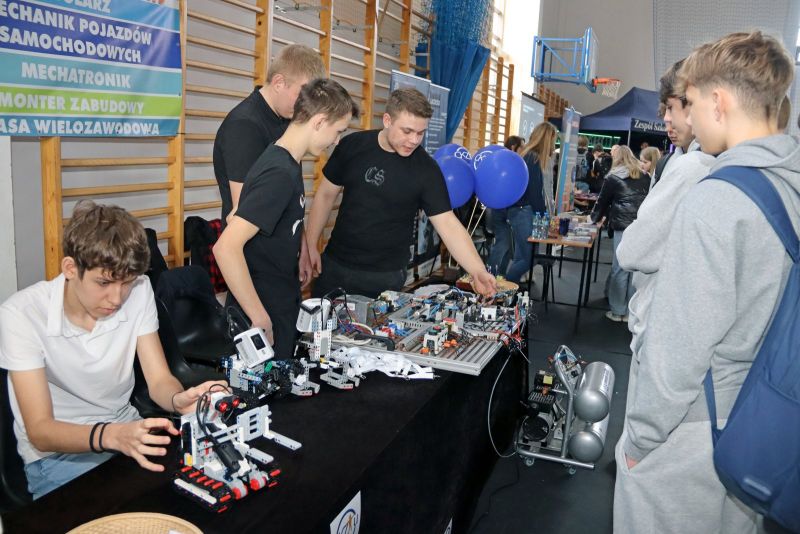 Stoisko wraz z osobami promującymi CKZiU.