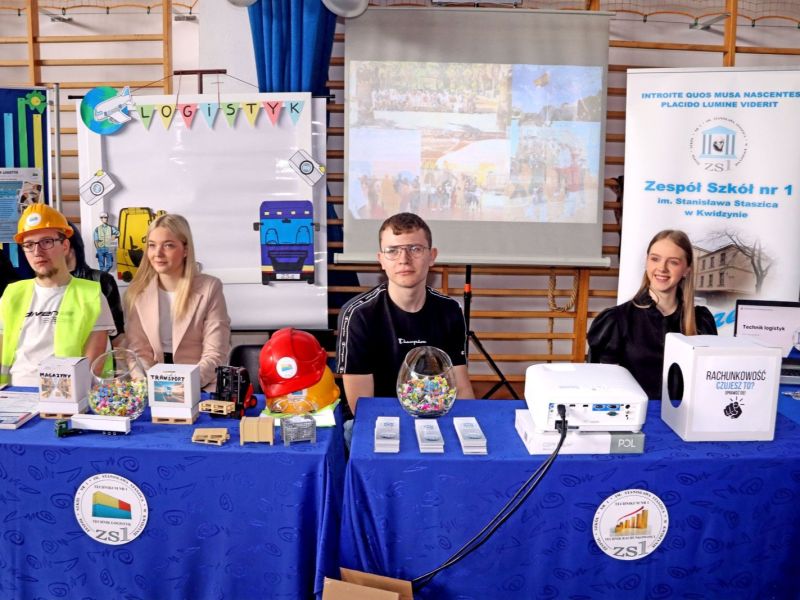 Stoisko wraz z osobami promującymi Zespół Szkół nr 1.