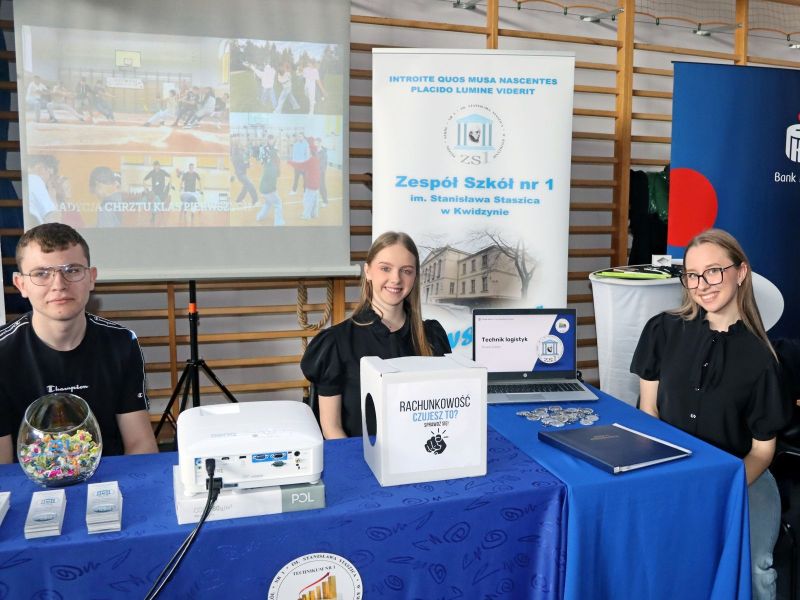 Stoisko wraz z osobami promującymi Zespół Szkół nr 1.