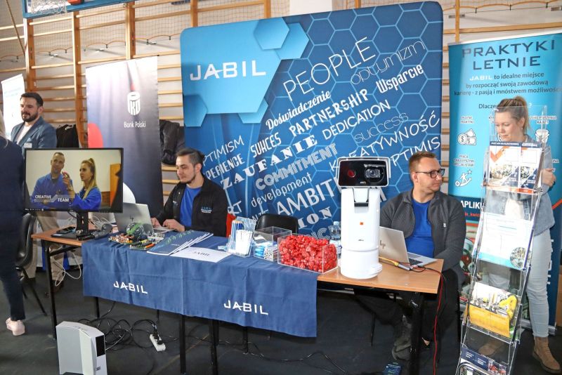 Stoisko wraz z osobami promującymi firmę Jabil.