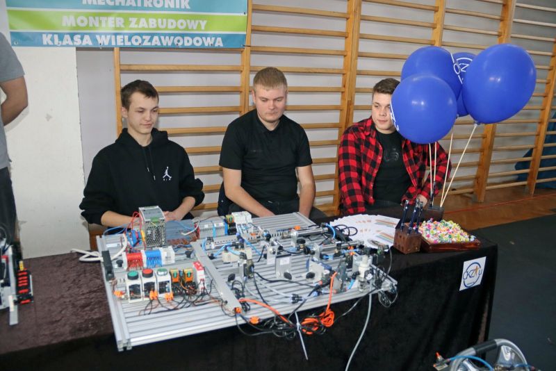 Stoisko wraz z osobami promującymi CKZiU.