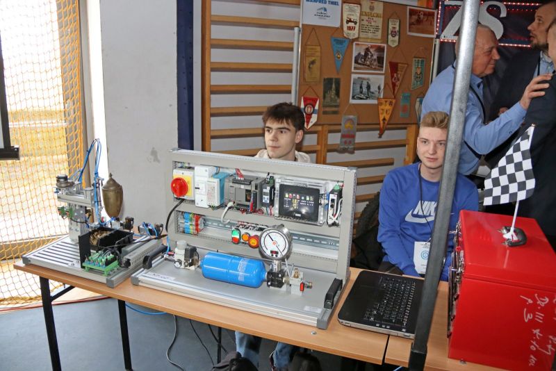 Stoisko wraz z osobami promującymi Zespół Szkół w Prabutach.