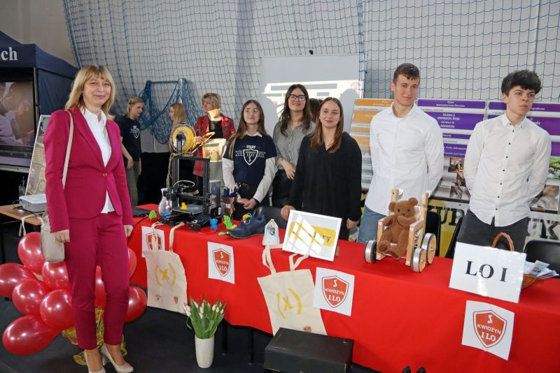 Stoisko wraz z osobami promującymi Zespół Szkół Ogólnokształcących nr 1.