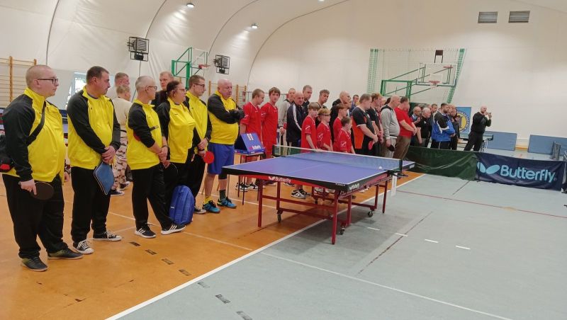 Drużyny biorące udział w turnieju tenisa stołowego oczekują na ogłoszenie wyników.