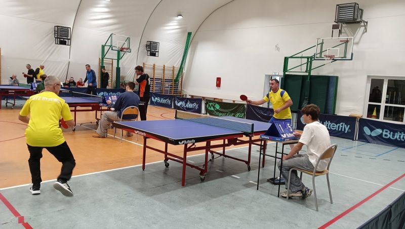 Zawodnicy WTZ Ryjewo podczas zmagań w turnieju tenisa stołowego.