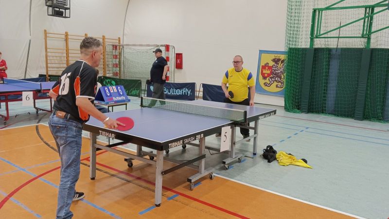 Zawodnicy w trakcie zmagań w turnieju tenisa stołowego.