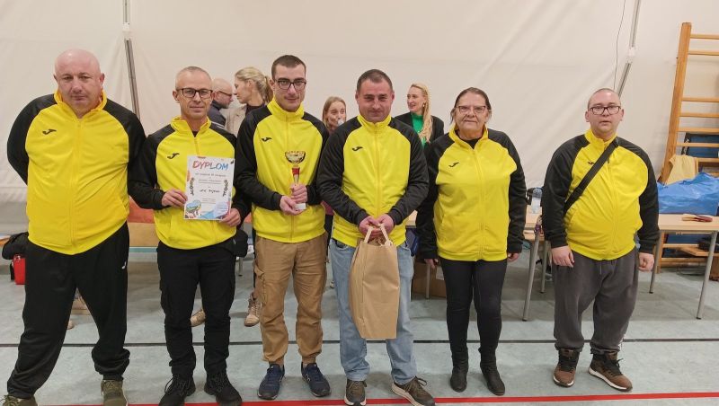 Drużyna WTZ Ryjewo pozuje do zdjęcia pamiątkowego po zdobyciu trzeciego miejsca w turnieju tenisa stołowego.