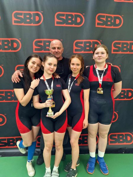 trojboisci trener i dziewczyny