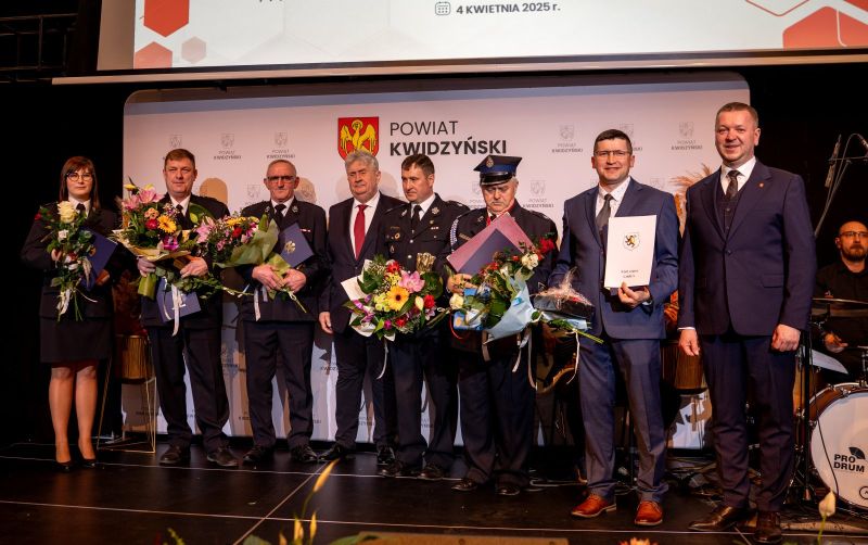 starosta Tomasz Frejnagiel i przewodniczący Jerzy Śnieg z nagrodzonymi