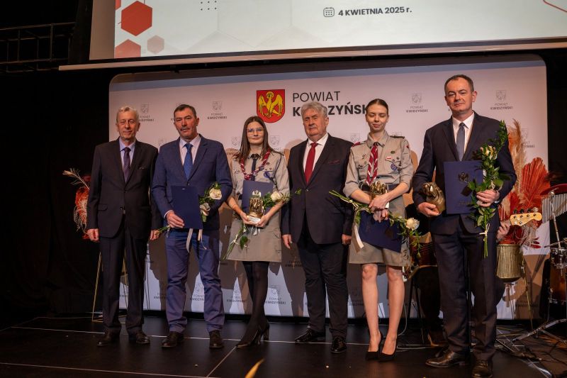 Marek Krzykowski i przewodniczący Jerzy Śnieg z nagrodzonymi
