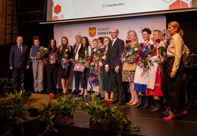 Katarzyna Bednarek i przewodniczący Jerzy Śnieg z nagrodzonymi
